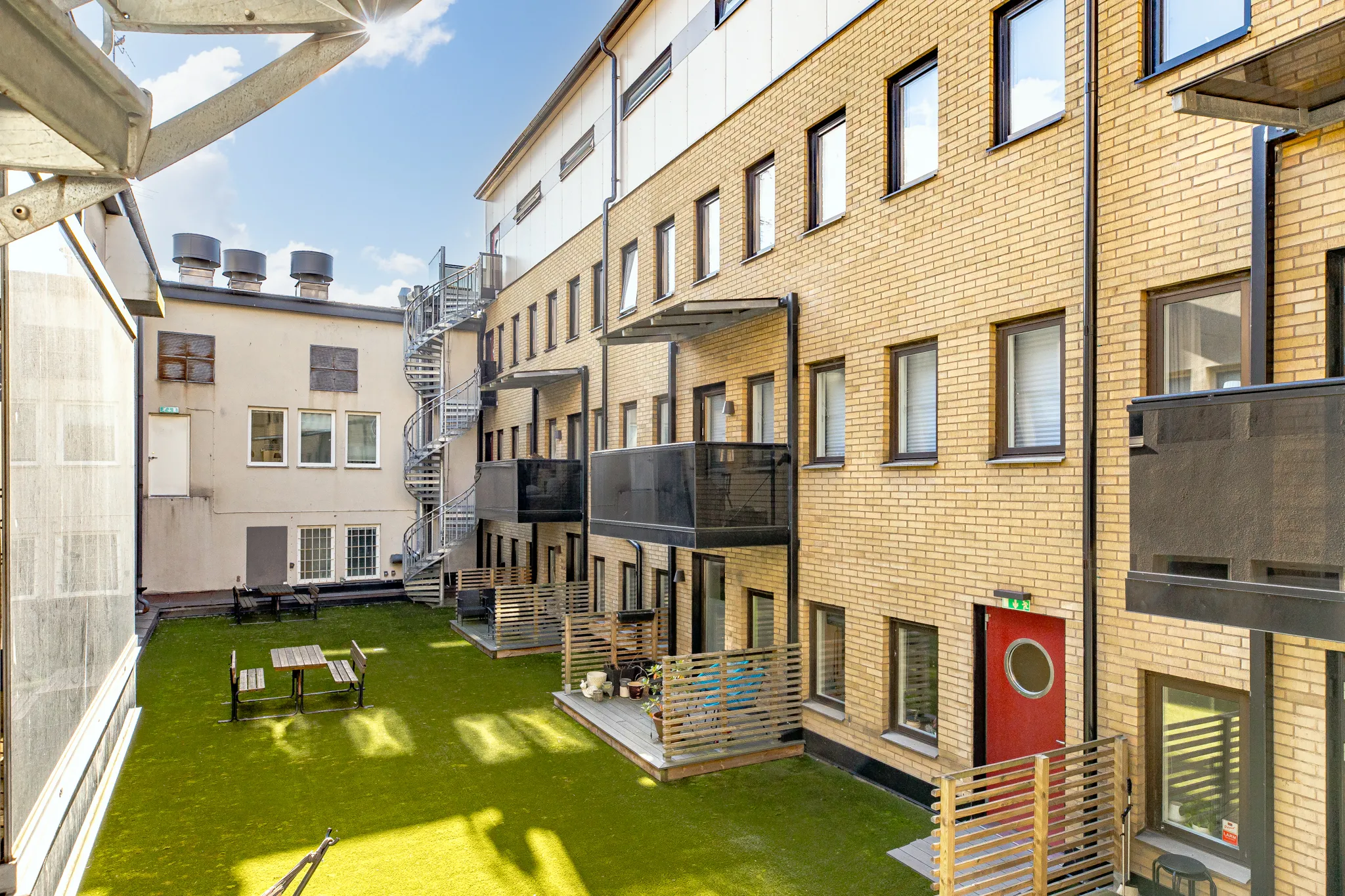 En vacker innegård som tillhör hyreslägenheter i halmstad